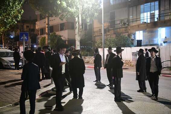 למרות ההנחיות - ממשיכים להתקהל // צילום: יוסי זליגר